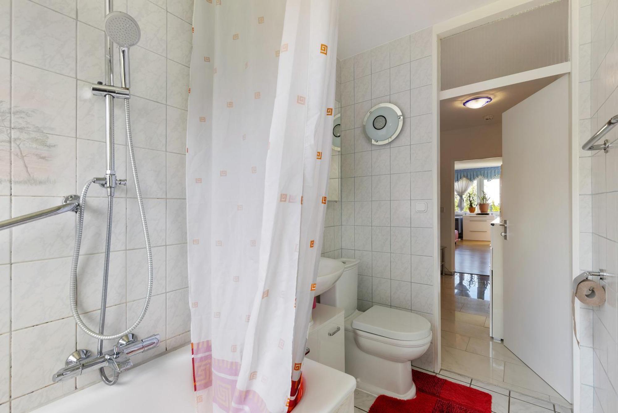 Helle, Ruhige Dachwohnung Apartment Eningen unter Achalm